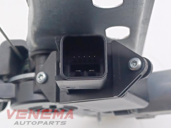 Raammechaniek 4Deurs links-achter van een Opel Astra K Sports Tourer 1.6 BiTurbo CDTI 16V 2017