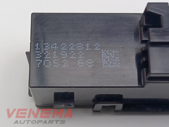 Airbag controle lampje van een Opel Astra K Sports Tourer 1.6 BiTurbo CDTI 16V 2017