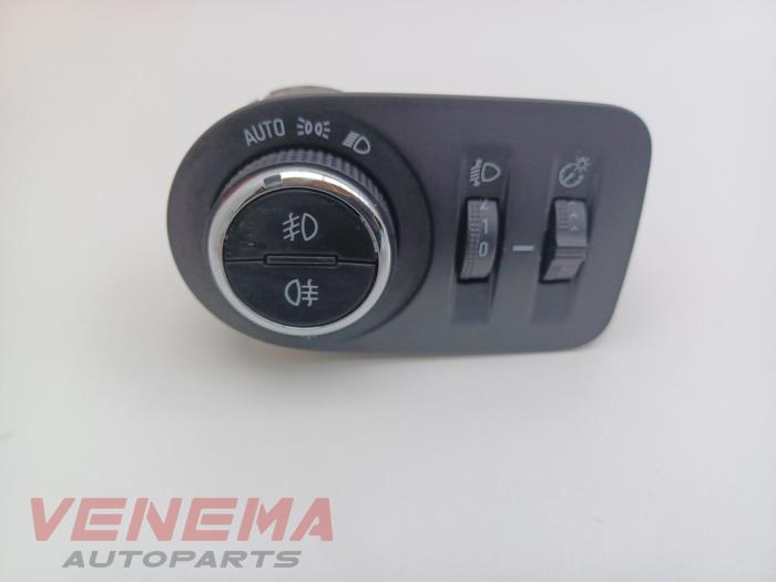 Schakelaar Licht van een Opel Astra K Sports Tourer 1.6 BiTurbo CDTI 16V 2017