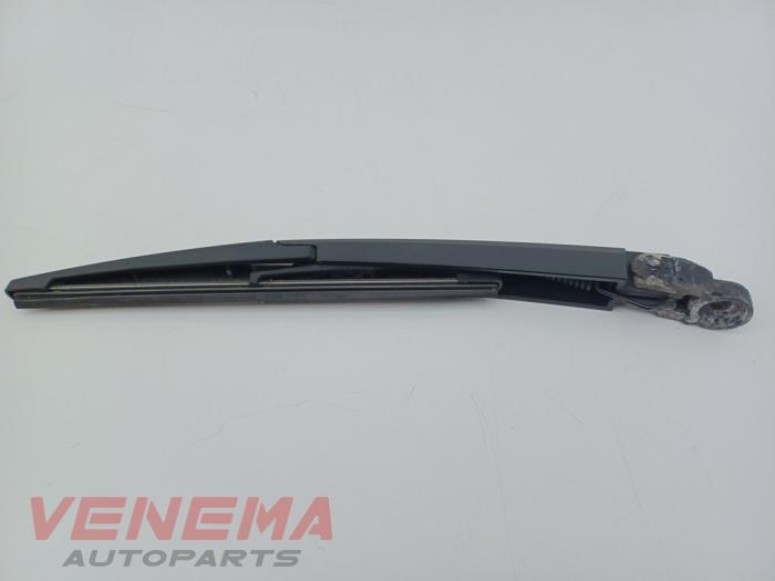 Ruitenwisserarm achter van een Opel Astra K Sports Tourer 1.6 BiTurbo CDTI 16V 2017