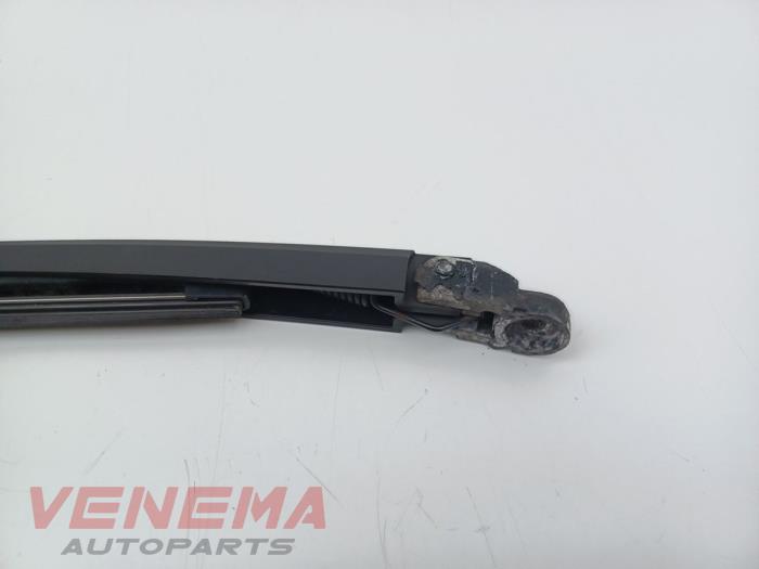 Ruitenwisserarm achter van een Opel Astra K Sports Tourer 1.6 BiTurbo CDTI 16V 2017