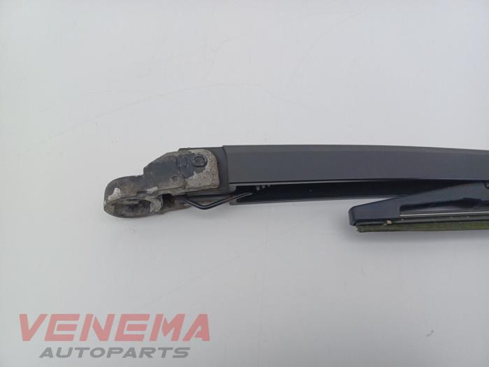 Ruitenwisserarm achter van een Opel Astra K Sports Tourer 1.6 BiTurbo CDTI 16V 2017