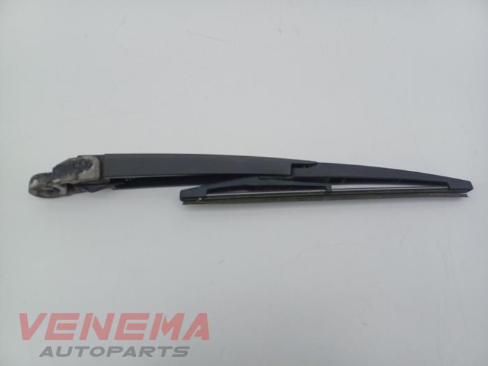 Ruitenwisserarm achter van een Opel Astra K Sports Tourer 1.6 BiTurbo CDTI 16V 2017