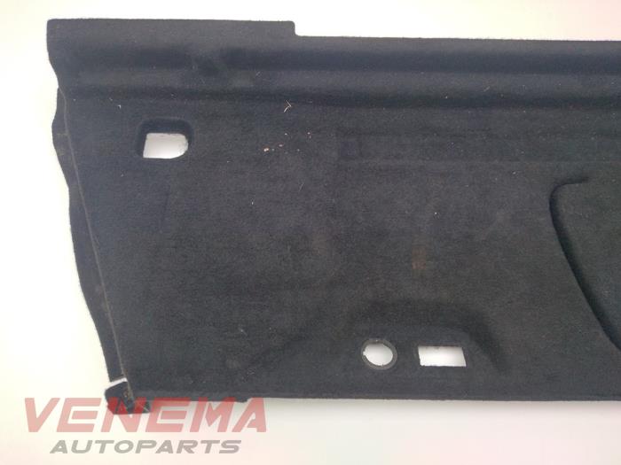 Kofferbakbekleding links van een Opel Astra K Sports Tourer 1.6 BiTurbo CDTI 16V 2017