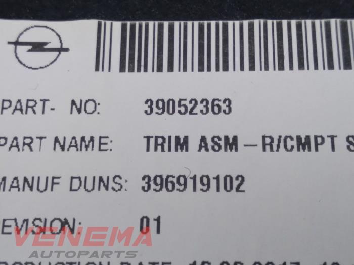 Kofferbakbekleding links van een Opel Astra K Sports Tourer 1.6 BiTurbo CDTI 16V 2017