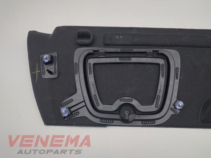 Kofferbakbekleding links van een Opel Astra K Sports Tourer 1.6 BiTurbo CDTI 16V 2017