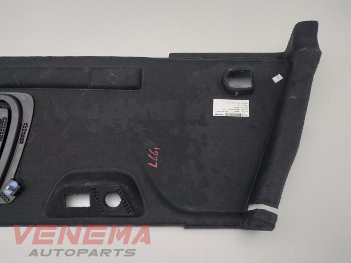 Kofferbakbekleding links van een Opel Astra K Sports Tourer 1.6 BiTurbo CDTI 16V 2017