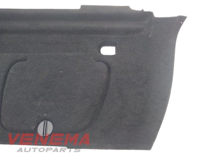 Kofferbakbekleding links van een Opel Astra K Sports Tourer 1.6 BiTurbo CDTI 16V 2017