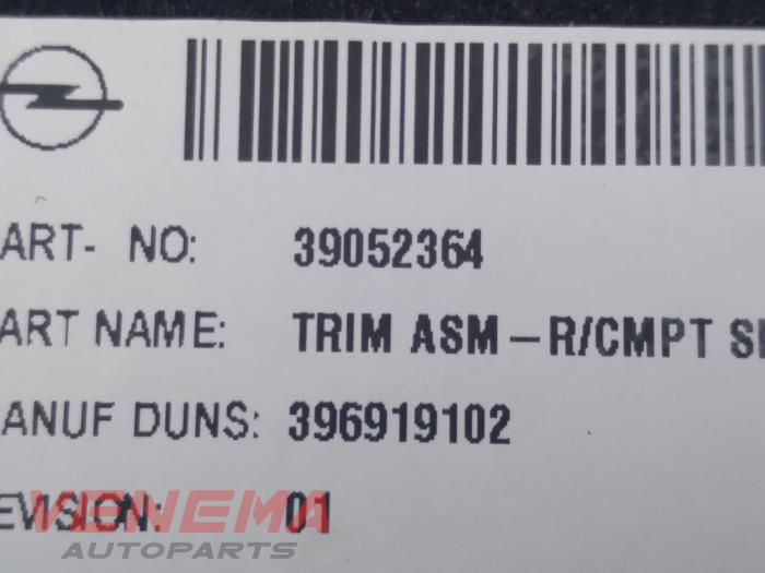 Kofferbakbekleding rechts van een Opel Astra K Sports Tourer 1.6 BiTurbo CDTI 16V 2017