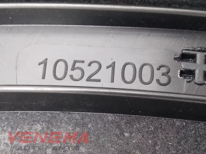 Kofferbakbekleding rechts van een Opel Astra K Sports Tourer 1.6 BiTurbo CDTI 16V 2017