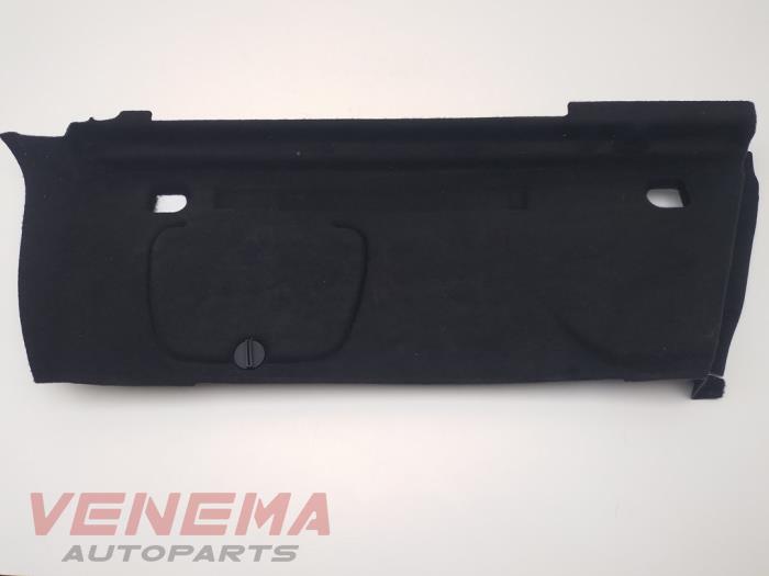 Kofferbakbekleding rechts van een Opel Astra K Sports Tourer 1.6 BiTurbo CDTI 16V 2017