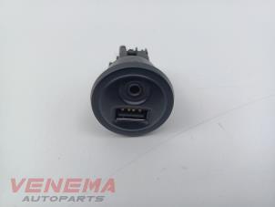 Begagnade AUX/USB-anslutning Peugeot 208 I (CA/CC/CK/CL) 1.2 12V e-THP PureTech 110 Pris € 9,99 Marginaltabell erbjuds av Venema Autoparts