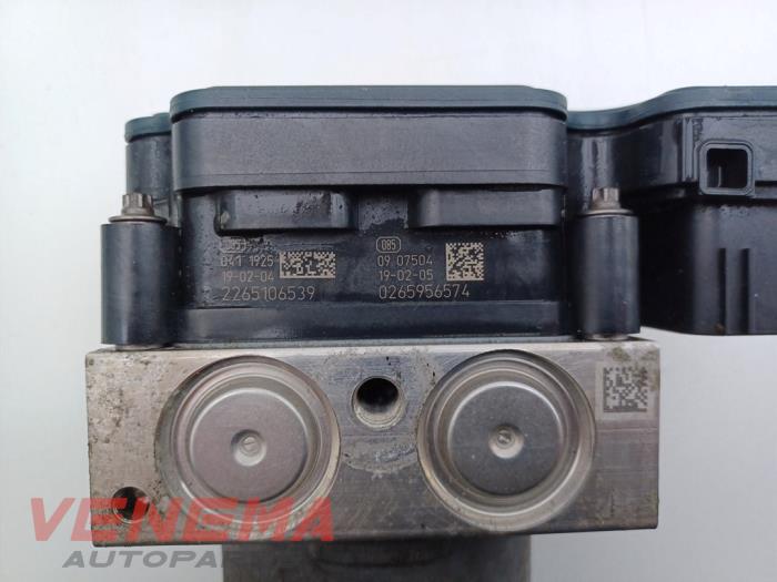 ABS Pomp van een Opel Astra K Sports Tourer 1.6 BiTurbo CDTI 16V 2017