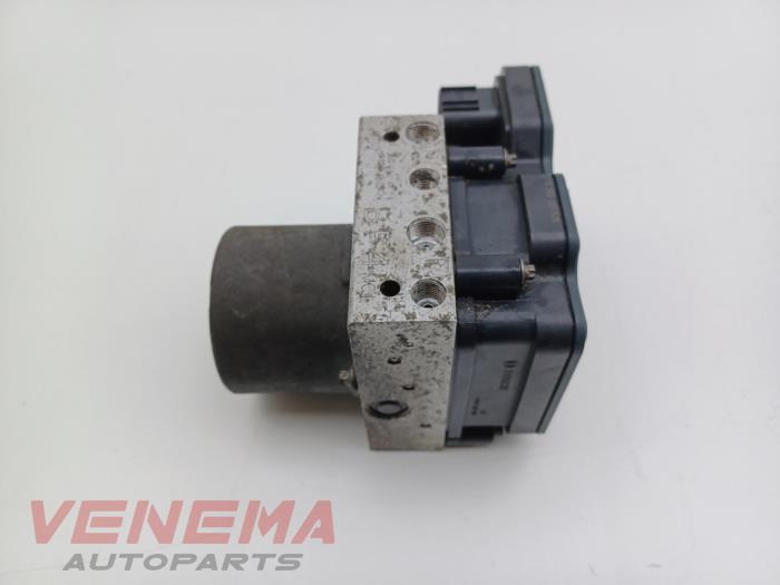 ABS Pomp van een Opel Astra K Sports Tourer 1.6 BiTurbo CDTI 16V 2017