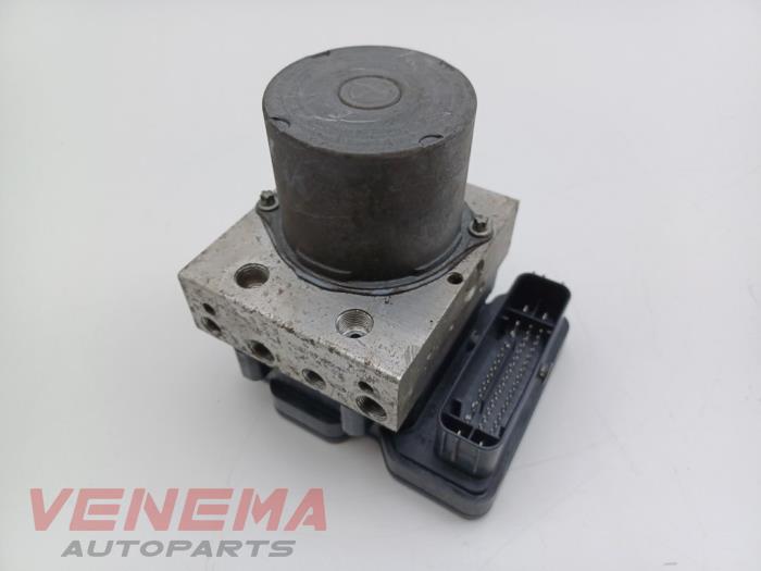 ABS Pomp van een Opel Astra K Sports Tourer 1.6 BiTurbo CDTI 16V 2017