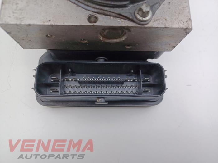 ABS Pomp van een Opel Astra K Sports Tourer 1.6 BiTurbo CDTI 16V 2017