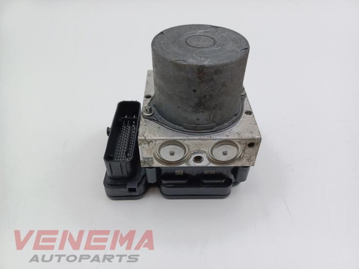 ABS Pomp van een Opel Astra K Sports Tourer 1.6 BiTurbo CDTI 16V 2017