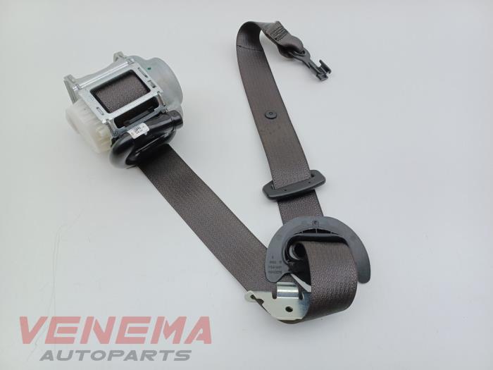 Veiligheidsgordel rechts-voor van een Opel Astra K Sports Tourer 1.6 BiTurbo CDTI 16V 2017
