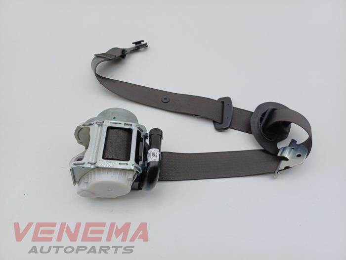 Veiligheidsgordel rechts-voor van een Opel Astra K Sports Tourer 1.6 BiTurbo CDTI 16V 2017