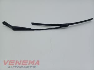 Gebruikte Ruitenwisserarm voor Opel Astra K Sports Tourer 1.6 BiTurbo CDTI 16V Prijs € 19,99 Margeregeling aangeboden door Venema Autoparts