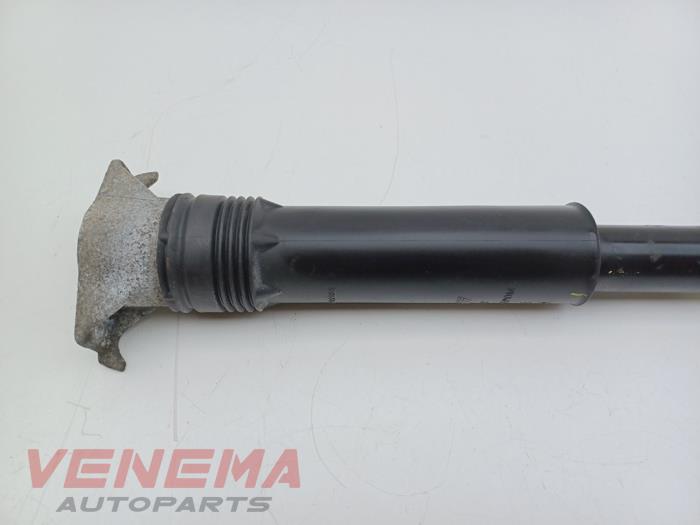 Schokdemper rechts-achter van een Opel Astra K Sports Tourer 1.6 BiTurbo CDTI 16V 2017