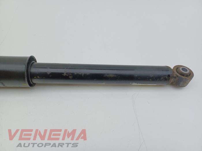 Schokdemper rechts-achter van een Opel Astra K Sports Tourer 1.6 BiTurbo CDTI 16V 2017