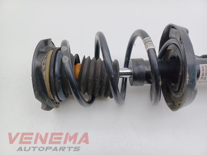 Veerpoot links-voor van een Opel Astra K Sports Tourer 1.6 BiTurbo CDTI 16V 2017