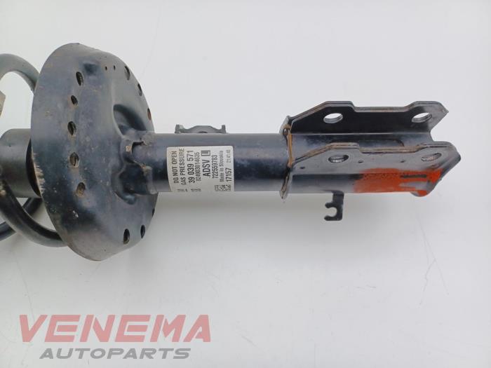 Veerpoot links-voor van een Opel Astra K Sports Tourer 1.6 BiTurbo CDTI 16V 2017