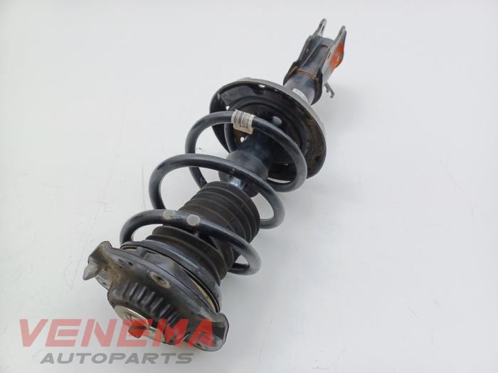 Veerpoot links-voor van een Opel Astra K Sports Tourer 1.6 BiTurbo CDTI 16V 2017