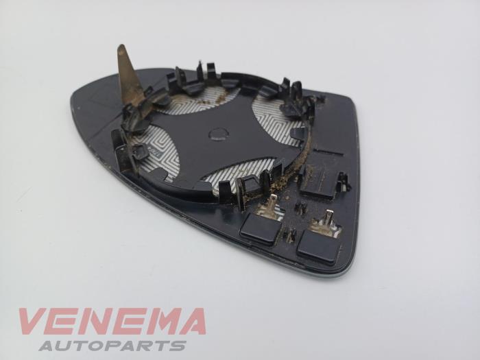 Spiegelglas links van een Volkswagen Golf VII (AUA) 1.6 TDI BMT 16V 2018