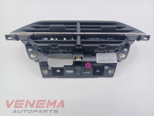 Gebruikte Luchtrooster Dashboard Peugeot 208 II (UB/UH/UP) 1.2 Vti 12V PureTech 100 Prijs € 49,99 Margeregeling aangeboden door Venema Autoparts