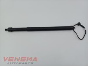 Używane Amortyzator gazowy lewy tyl Peugeot 3008 II (M4/MC/MJ/MR) 1.2 12V e-THP PureTech 130 Cena € 99,99 Procedura marży oferowane przez Venema Autoparts