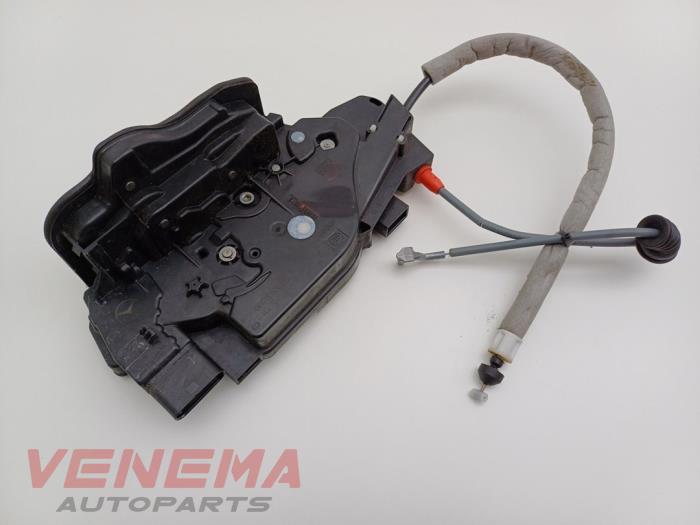Deurslot Mechaniek 4Deurs links-achter van een Mercedes-Benz A (177.0) 1.3 A-200 Turbo 16V 2019