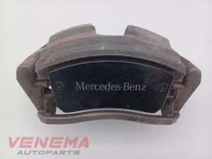 Gebruikte Remklauw (Tang) rechts-voor Mercedes A (177.0) 2.0 A-220 Turbo 16V Prijs € 54,99 Margeregeling aangeboden door Venema Autoparts