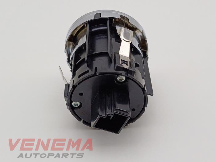 Start/stopp-brytare från en Mercedes-Benz C Estate (S206) C-300 e 2.0 Turbo 2024