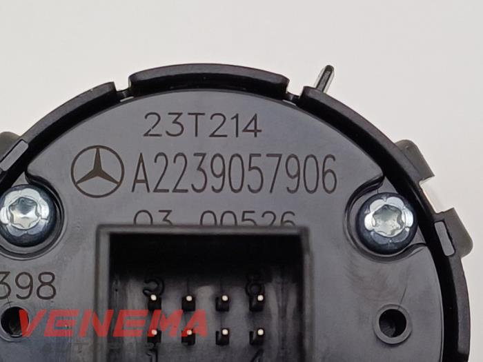 Start/stopp-brytare från en Mercedes-Benz C Estate (S206) C-300 e 2.0 Turbo 2024