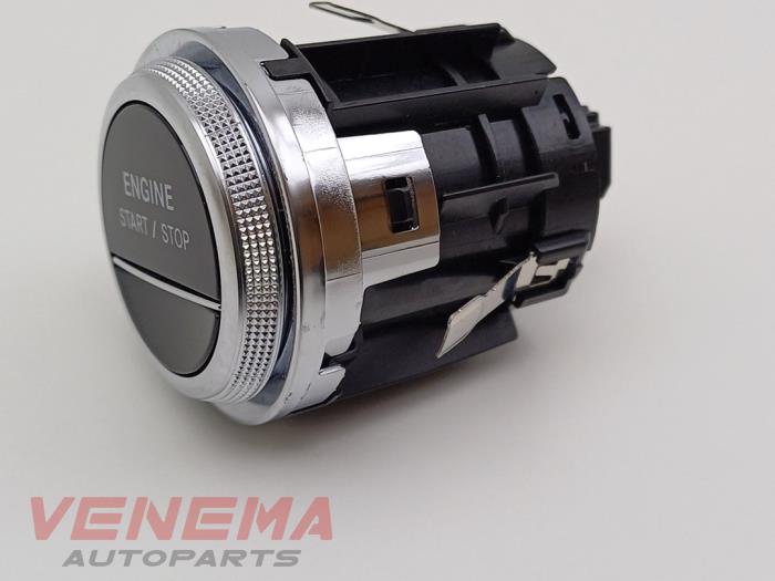 Start/stopp-brytare från en Mercedes-Benz C Estate (S206) C-300 e 2.0 Turbo 2024