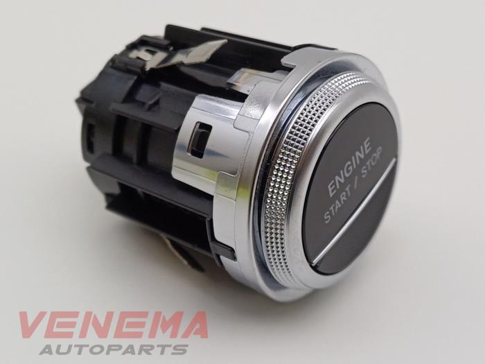 Start/stopp-brytare från en Mercedes-Benz C Estate (S206) C-300 e 2.0 Turbo 2024