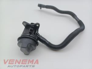 Gebruikte Olie vulpijp Mercedes A (177.0) 2.0 A-220 Turbo 16V Prijs € 29,99 Margeregeling aangeboden door Venema Autoparts