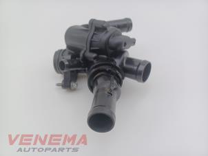 Gebruikte Thermostaathuis Mercedes A (177.0) 2.0 A-220 Turbo 16V Prijs € 74,99 Margeregeling aangeboden door Venema Autoparts