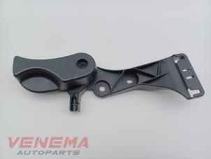 Gebruikte Motorkap hendel BMW 1 serie (F20) 118i 1.5 TwinPower 12V Van Prijs € 9,99 Margeregeling aangeboden door Venema Autoparts