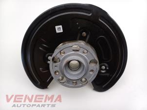 Gebruikte Fusee links-achter Mercedes C Estate (S206) C-300 e 2.0 Turbo Prijs € 399,99 Margeregeling aangeboden door Venema Autoparts