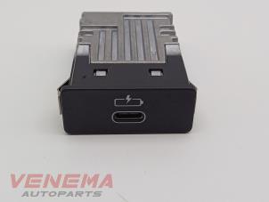 Gebruikte AUX/USB aansluiting Mini Mini (F56) 1.5 12V Cooper Prijs € 19,99 Margeregeling aangeboden door Venema Autoparts