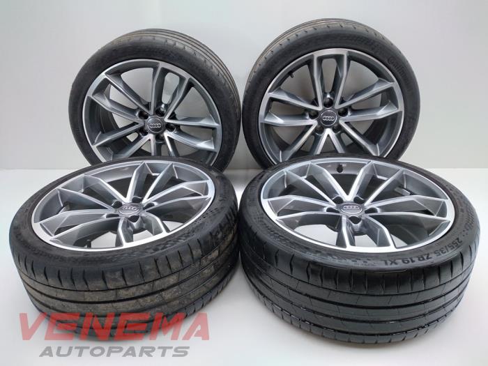 Sporthjulsuppsättning + däck från en Audi A5 Cabrio (F57/F5E) 3.0 TDI V6 24V Quattro 2017