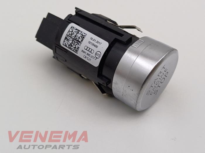 Start/stopp-brytare från en Audi A5 Cabrio (F57/F5E) 3.0 TDI V6 24V Quattro 2017