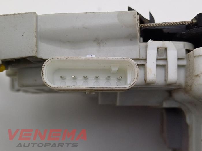 Dörrlåsmekanism, 2-dörrars, höger från en Audi A5 Cabrio (F57/F5E) 3.0 TDI V6 24V Quattro 2017