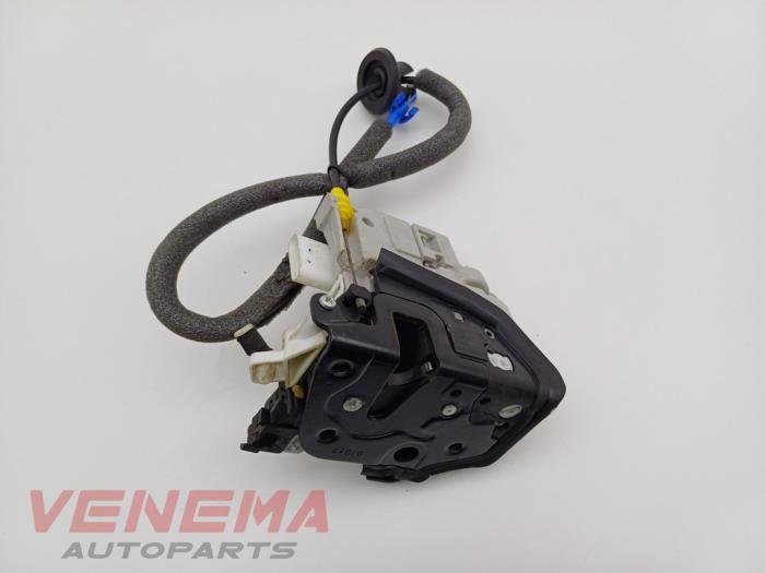 Dörrlåsmekanism, 2-dörrars, höger från en Audi A5 Cabrio (F57/F5E) 3.0 TDI V6 24V Quattro 2017