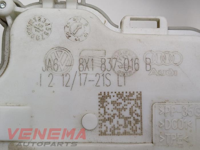 Dörrlåsmekanism, 2-dörrars, höger från en Audi A5 Cabrio (F57/F5E) 3.0 TDI V6 24V Quattro 2017