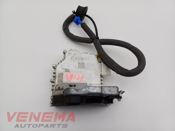 Dörrlåsmekanism, 2-dörrars, höger från en Audi A5 Cabrio (F57/F5E) 3.0 TDI V6 24V Quattro 2017