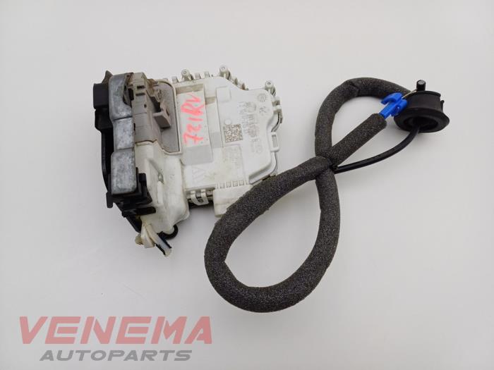 Dörrlåsmekanism, 2-dörrars, höger från en Audi A5 Cabrio (F57/F5E) 3.0 TDI V6 24V Quattro 2017